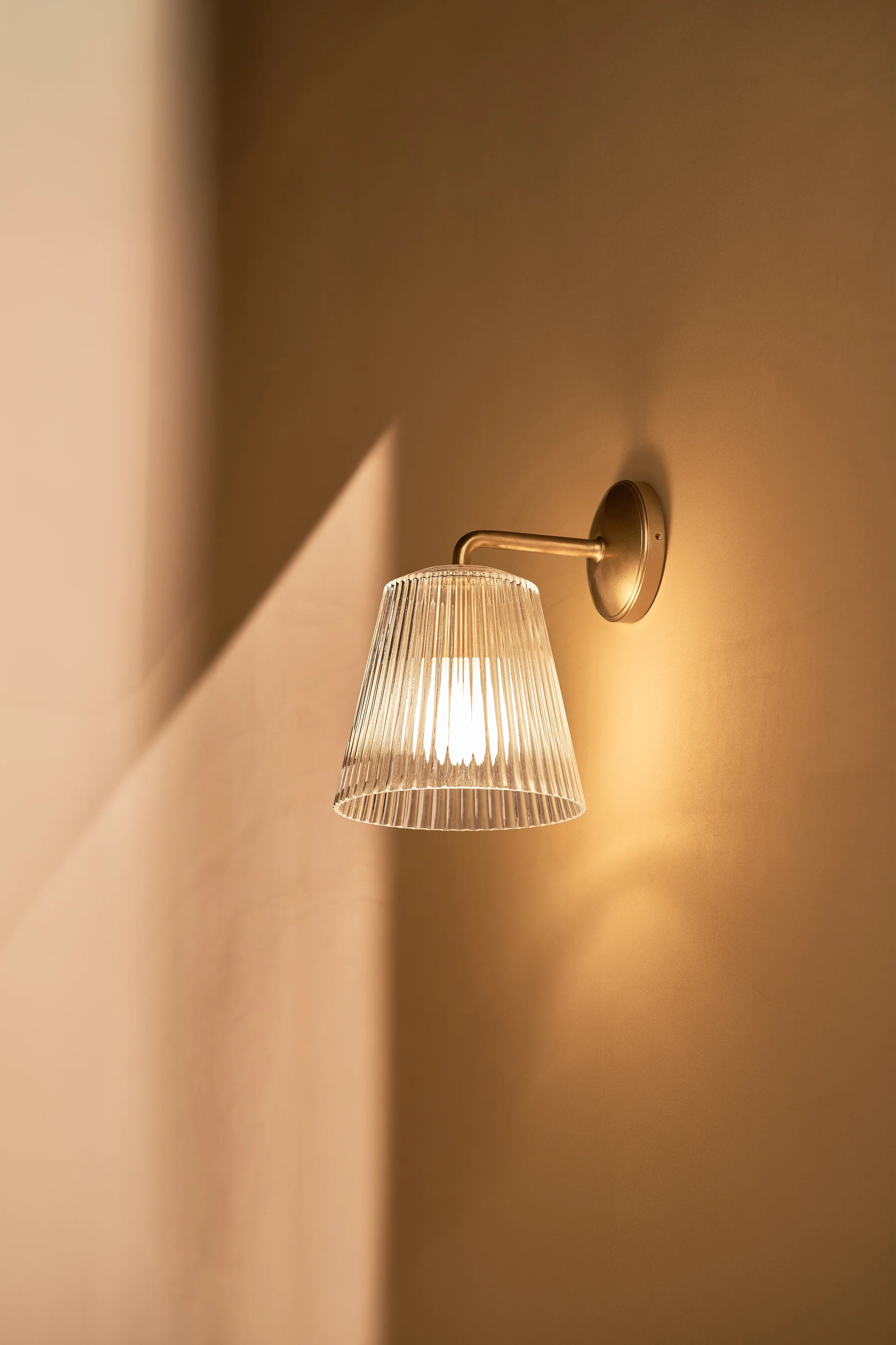 Richmond Large Wall Light Fluted Glass - Antique Brass - Image 3